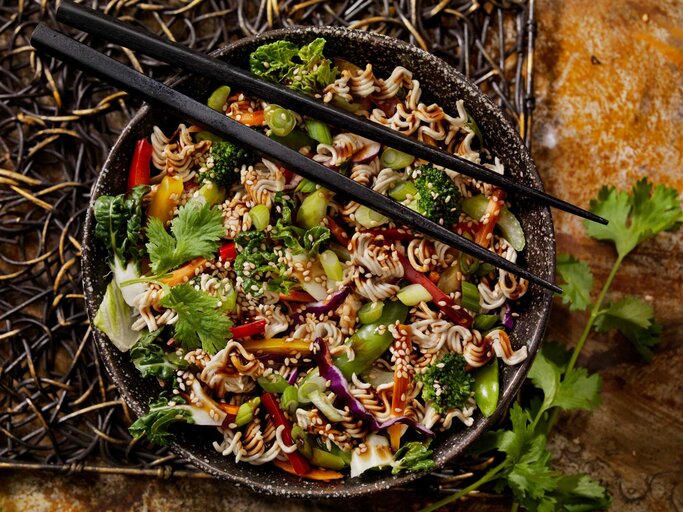 Eine Schüssel mit Crunchsalat | © Getty Images/LauriPatterson