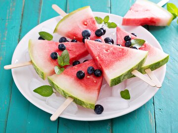 Wassermelonen-Eis auf einem Teller mit Blaubeeren | © GettyImages/Rasvan Osmochescu / 500px