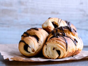 Schoko-Croissants auf einem Teller | © Getty Images/Kichigin