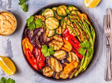 Eine Schale mit gegrillten Gemüse | © Getty Images/tbralnina