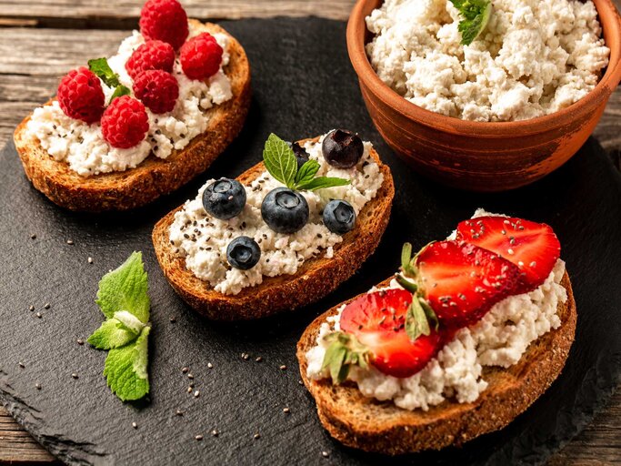 Brote mit Ziegenkäse und eingelegten Erdbeeren mit etwas Chia Samen garniert | © Getty Images/Koval Nadiya