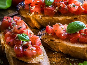 Tomatensalat auf Baguette | © GettyImages/fcafotodigital