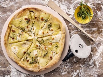 Eine Pizza mit Kartoffeln frisch aus dem Ofen | © Getty Images/ClarkandCompany