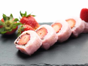 Süßes Erdbeer-Sushi auf einer Platte | © Getty Images/robertprzybysz