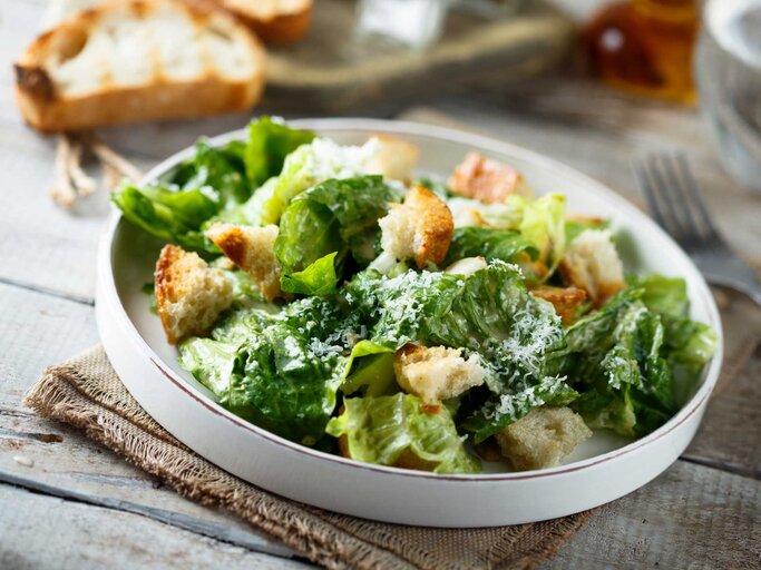 Salat mit Parmesan und Croutons | © Getty Images/Mariha-kitchen