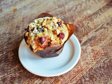 Ein Cranberry Muffin von oben | © Getty Images/Chanda Hopkins