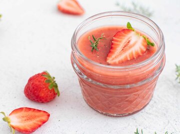 Erdbeer Gazpacho im Glas | © Getty Images/Anastasia Turshina