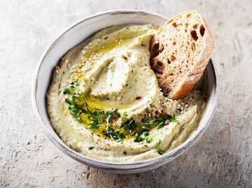 Babaganoush oder Auberginenhummus in einer Schüssel mit Brot | © Getty Images/Anastasia Korovina