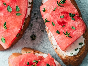 Kleine Brote mit Wassermelone | © GettyImages/Fascinadora