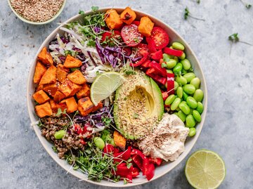 Bunte vegane Schale mit Quinoa, Süßkartoffel, Avocado, Edamame und weiteren Gemüsesorten  | © Getty Images/Magda Tymczyj