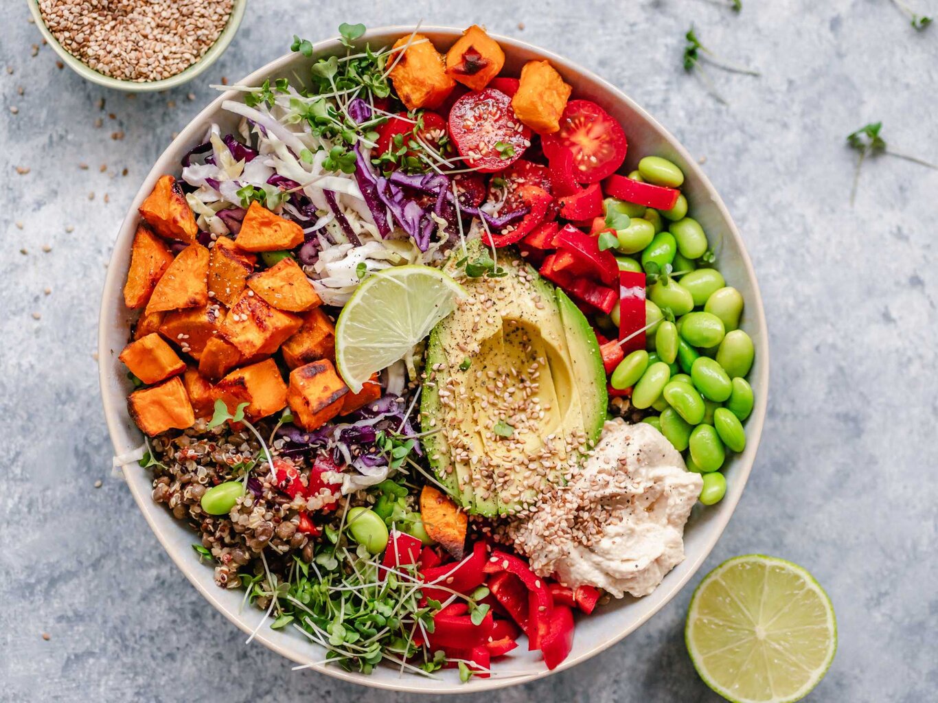 Vegane Proteinquelle Rezept für vegane SuperfoodBowl mit cremigem