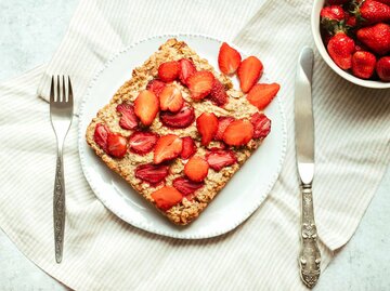 gesunder Erdbeerkuchen mit Granola-Boden | © Getty Images/Evgeniia Siiankovskaia