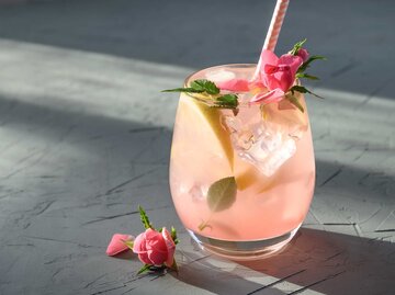 Ein Glas mit Eidwürfeln und einem Rosé Spritz. | © Getty Images / Svetlana-Cherruty