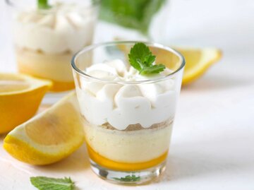 Limoncello Mousse im Glas | © Getty Images/AnjelaGr
