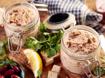 Ein bunt gedeckter Tisch mit einem Glas vegane Leberwurst | © Getty Images/foodandstyle