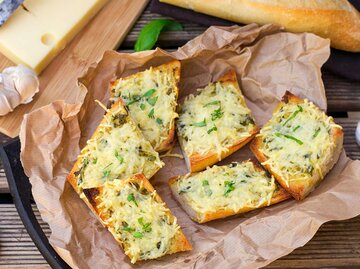 Party-Baguette-Brote mit Kräutern und extra viel Käse | © Getty Images/larik_malasha