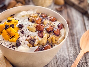 Joghurt mit Nüssen, Früchten und dunkler Schokolade in einer Schale | © GettyImages/GMVozd