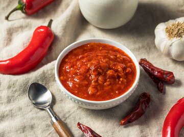 Hausgemachte rote Bio-Harissa-Paste in einer Schüssel | © Getty Images/bhofack2