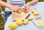 Frau presst Zitronen aus | © Getty Images/Betsie Van Der Meer
