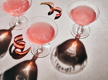 Cocktailgläser mit Sarti Spritz auf einem grauen Tisch mit markanten Schatten | © Getty Images/Tracey Kusiewicz/Foodie Photography