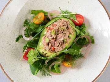 Thunfisch auf Avocado mit Gemüse | © Getty Images/BURCU ATALAY TANKUT