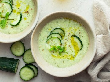 Gurkensuppe von oben fotografiert | © Getty Images/Anne DEL SOCORRO