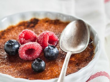 Milchreis-Burlée mit Beeren und einem Löffel | © Getty Images/Westend61