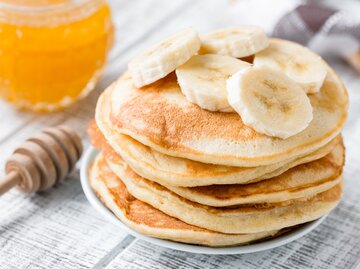 Bananenpancakes gestapelt mit Banenstücken obendrauf | © GettyImages/Arx0nt