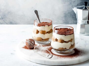 lecker leichtes Joghurt-Tiramisu im Glas | © Getty Images/sveta_zarzamora