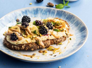 Lecker, vegan und schnell gemacht: gebackener Frühstückstoast. | © Alpro