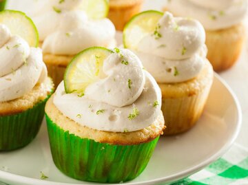 Gin Tonic Cupcakes | © Getty Images/bhofack2