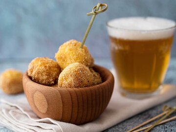 gebackene Kroketten in einer Schale | © Getty Images/Food style and photography