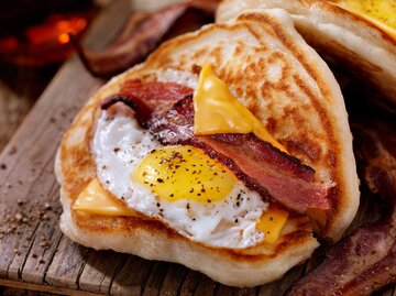 Pfannkuchen Frühstück Taco mit Suny Side up Eier, Speck, Käse | © Getty Images/LauriPatterson