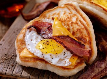 Pfannkuchen Frühstück Taco mit Suny Side up Eier, Speck, Käse | © Getty Images/LauriPatterson