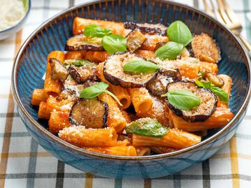 Ein Teller Pasta mit cremiger Tahini Sauce und eingelegten Auberginen  | © Getty Images/Carlo A