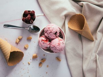 Eiskugeln auf einem Tisch, Aufnahme von oben | © Getty Images/Marko Petrovic