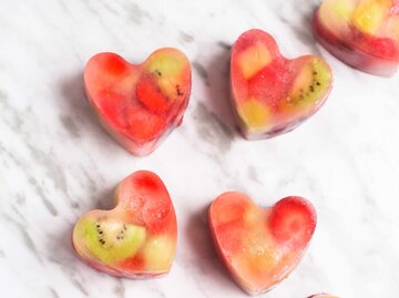 Selbstgemachte Eiswürfel aus Früchten in Herzform | © Getty Images/Westend61