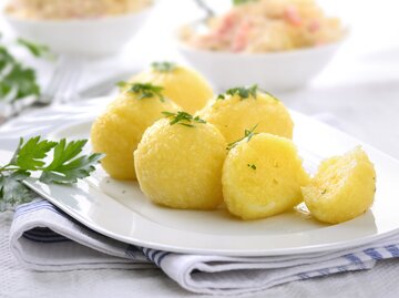 Kartoffelknödel wie von Oma auf einem Porzellantablett | © GettyImages/kabVisio
