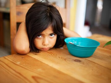 wählerisches Kind, das sein Essen nicht essen mag | © Getty Images/Laura Olivas