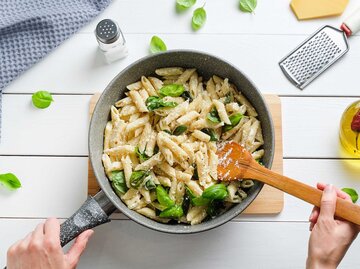 Penne in cremiger Soße | © Getty Images/Aleksandr Zubkov