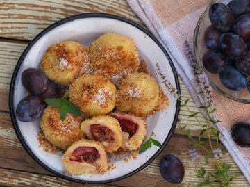 Zwetschgenknödel auf Teller | © GettyImages/meteo021