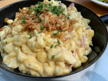 Cremige Käsespätzle mit Röstzwiebeln in einer Pfanne | © Getty Images/Joachim Kietzmann