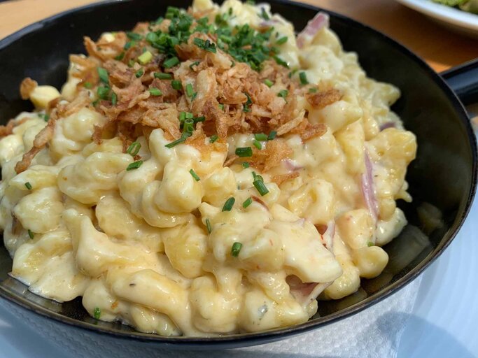 Cremige Käsespätzle mit Röstzwiebeln in einer Pfanne | © Getty Images/Joachim Kietzmann