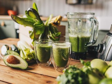 Gesunder grüner Smoothie mit Banane, Spinat, Avocado und Chiasamen in Glasflaschen auf rustikalem Hintergrund | © Getty Images/Kseniya Ovchinnikova