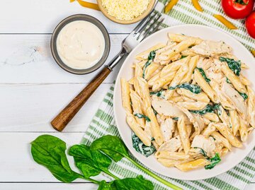 Ein Teller Pasta mit Hähnchenbrust | © Getty Images/alisafarov