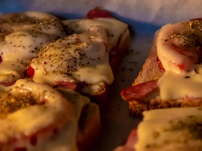 Schinken-Käse-Toast im Ofen - auch Karlsbader Schnitten genannt | © Getty Images/Mats Silvan