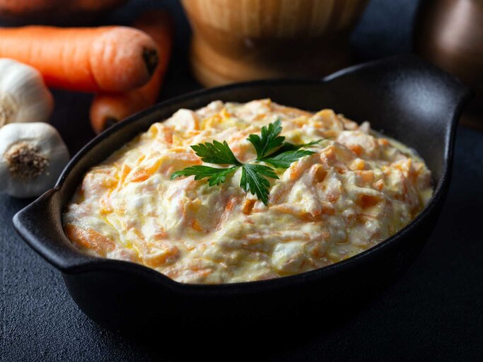 Eine schwarze Keramikschale mit türkischem Joghurt Dip | © Getty Images/oykuozgu