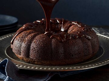 Schoko-Gugelhupf Kuchen mit Schokoladensoße übergossen | © Getty Images/bhofack2