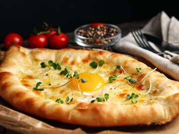 Khachapuri, georgisches Käsebrot mit Ei | © Getty Images/Liudmila Chernetska