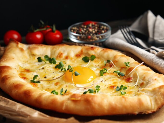 Khachapuri, georgisches Käsebrot mit Ei | © Getty Images/Liudmila Chernetska